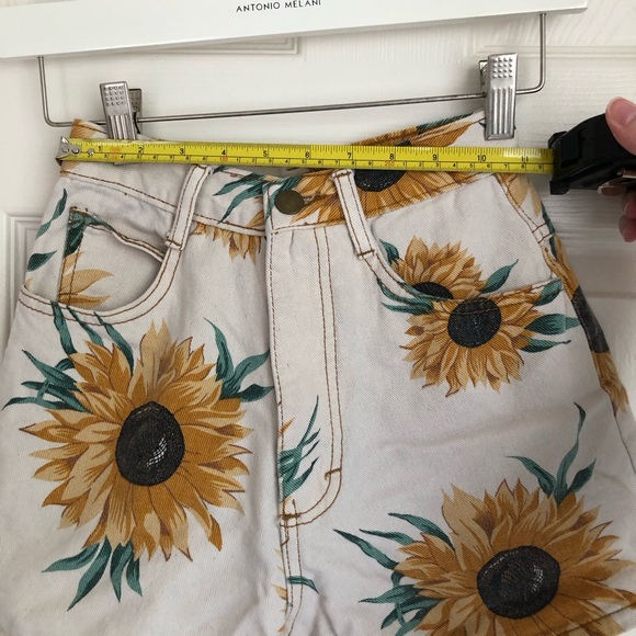 Vintage High Waisted Sunflower Shorts - Picture 7 of 8
